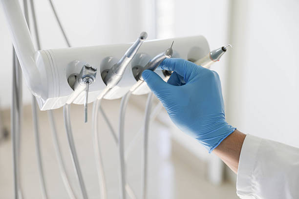 Professional Tooth Extraction technician working in Toppers, OK